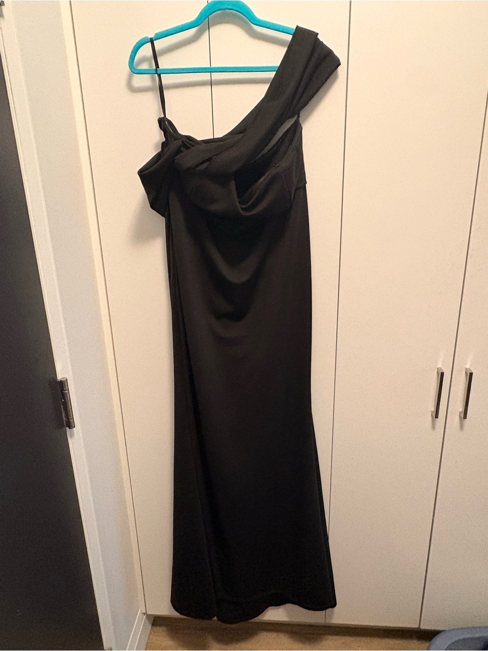 Elegant Black One-Shoulder Evening Dress